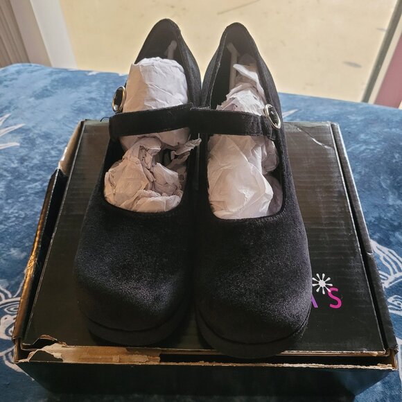 Delia's Shoes - Delia's Dollskill Mary Jane Platforms. - Size 9